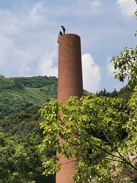 煙囪拆除:行業(yè)領(lǐng)先,技術(shù)與經(jīng)驗(yàn)的雙重考量